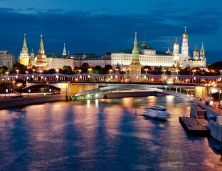 Kremlin-bridge-and-Moscow-river-russia-europe